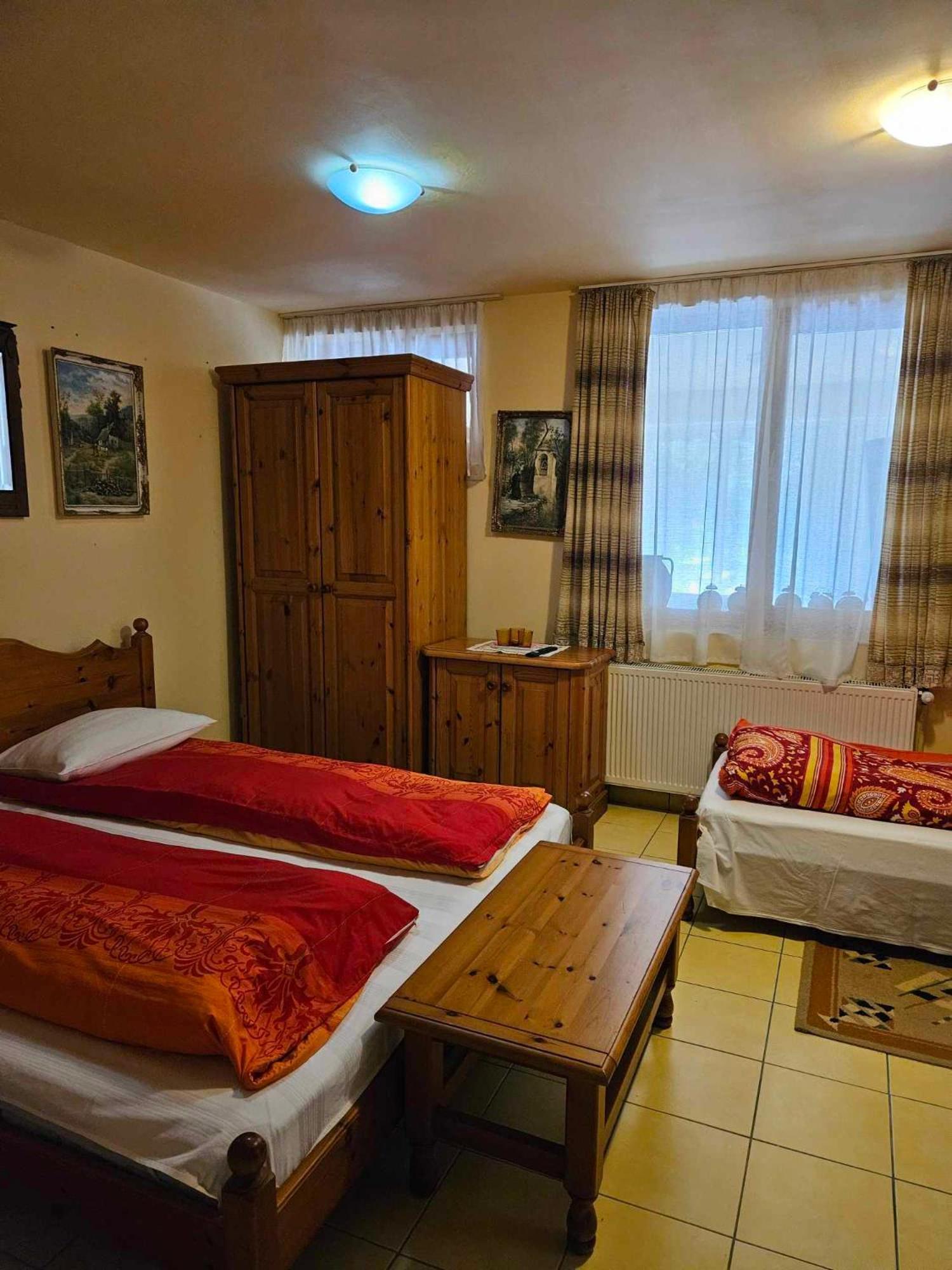Bed and Breakfast Panzio Anett Pietroasa  Zewnętrze zdjęcie